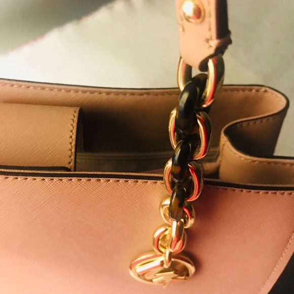 Michael Kors Pink Medium Cynthia Saffiano Satche - Picture 14 of 16